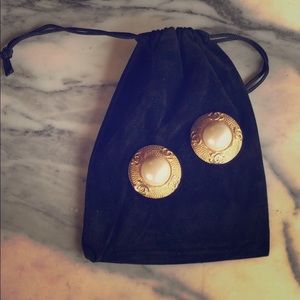 Vintage Chanel pearl earrings - clip on